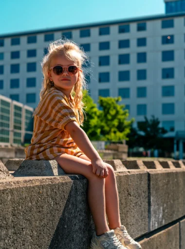 Nina geniet van een zonnige dag in het Sphinxkwartier in Maastricht, een leuke tip voor een bezoek aan Maastricht met kinderen.